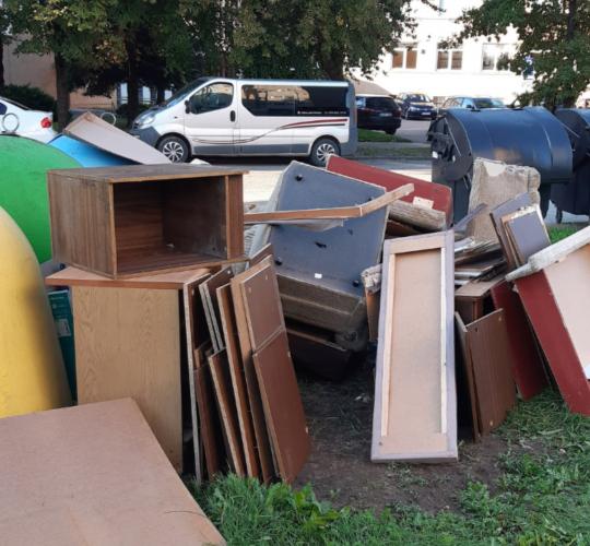 Daugiabučių namų rajonuose pradedamas didelių gabaritų atliekų surinkimas apvažiavimo būdu